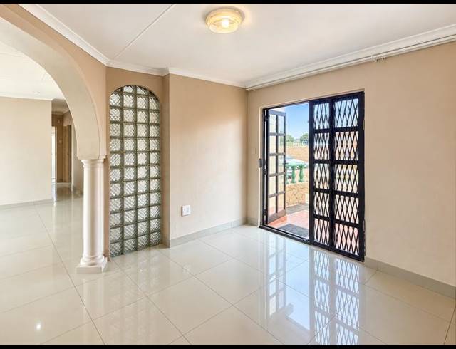 3 BEDROOM HOUSE FOR SALE IN BROADLANDS